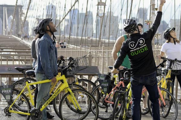 Cykla över Brooklyn Bridge i New York