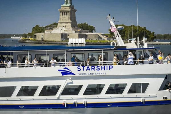 Kryssningsbåt i Hudson River i New York